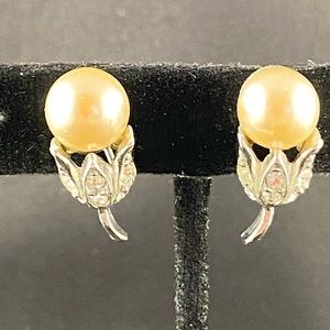 Vintage pearl and silver metal screw back earrings